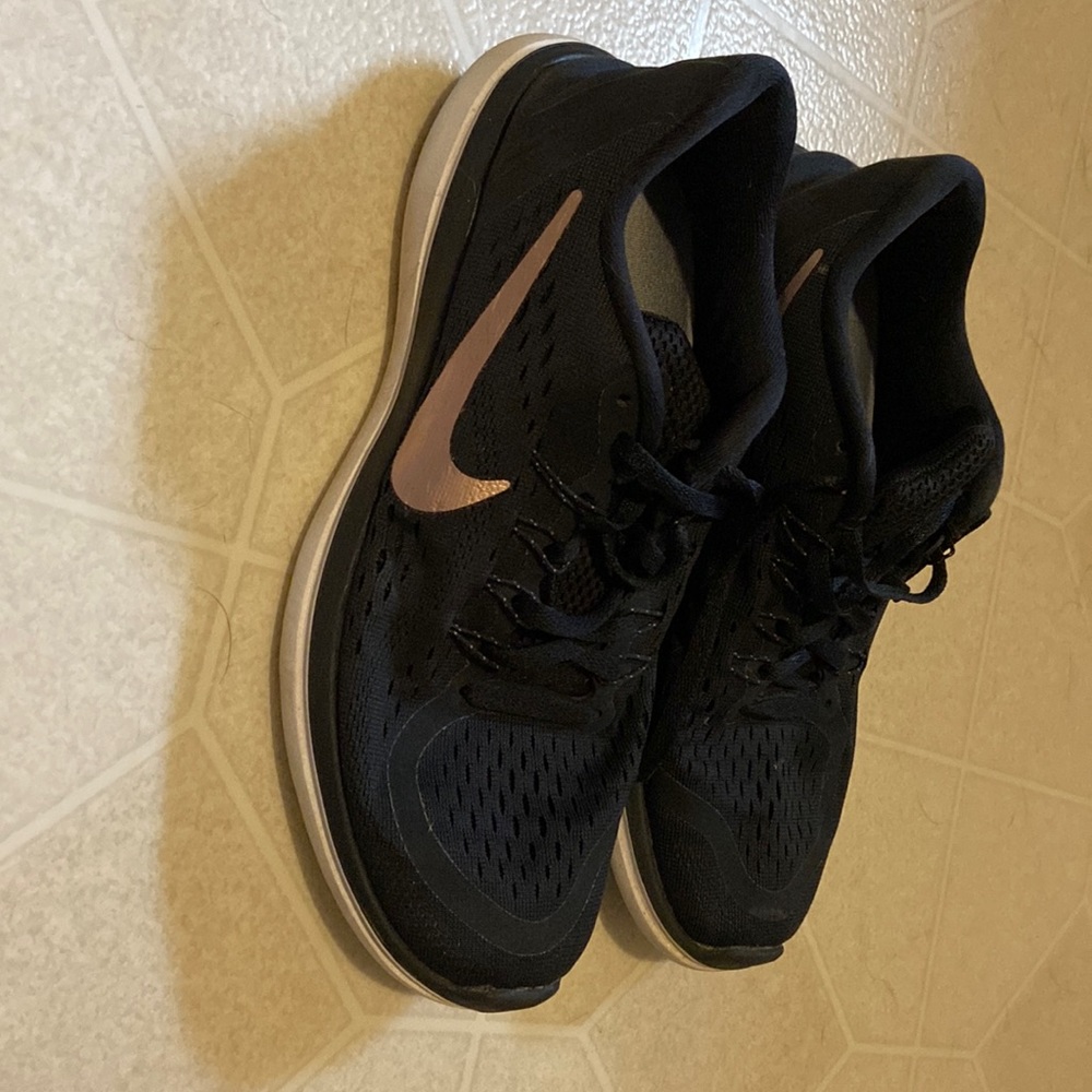 Nike Flex 2017 Runs. Women’s 8.